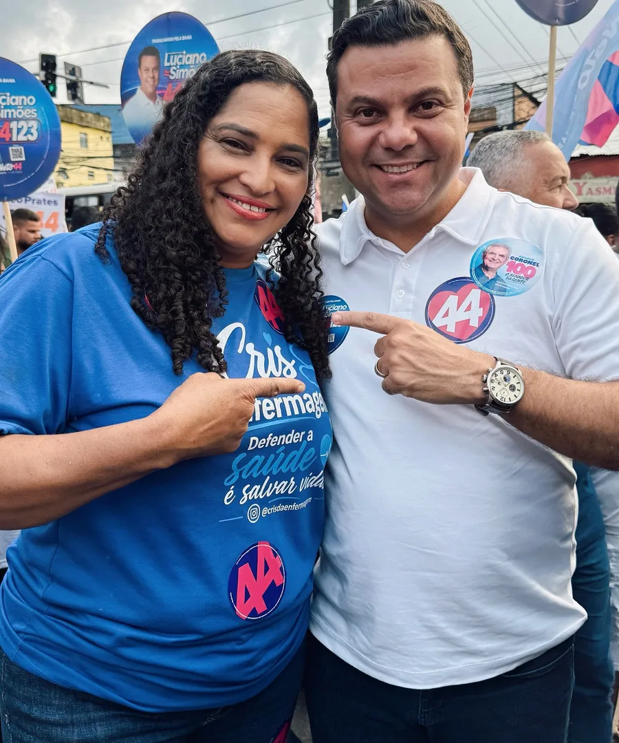 Cris da Enfermagem em caminhada de campanha