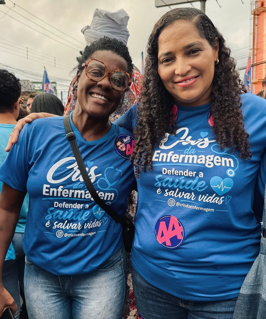 Cris da Enfermagem com apoiadoras na rua